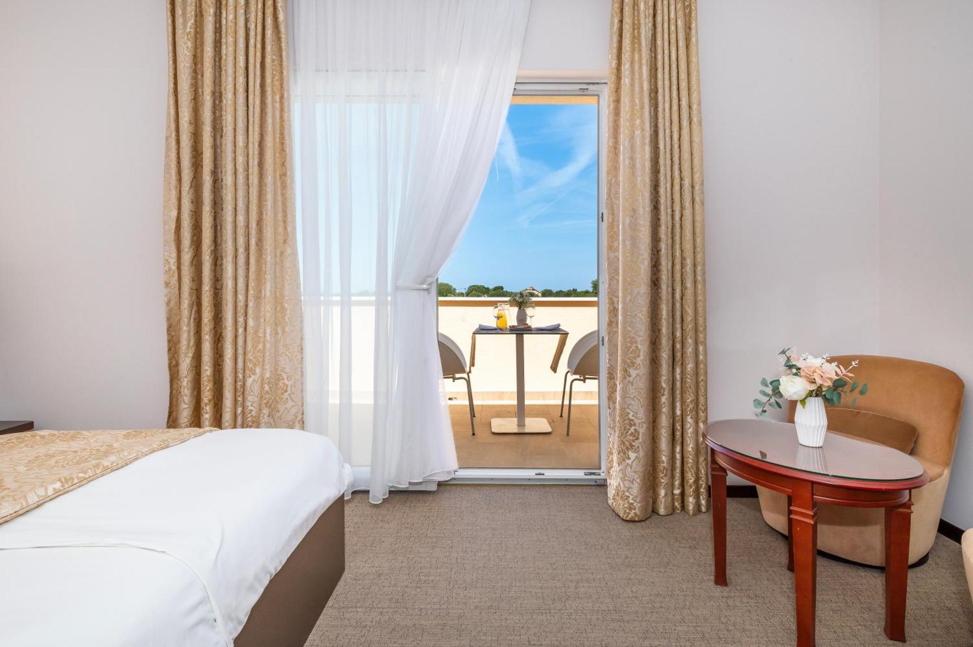 Guest Accommodation Atrium Gulin Лозовац Екстериор снимка