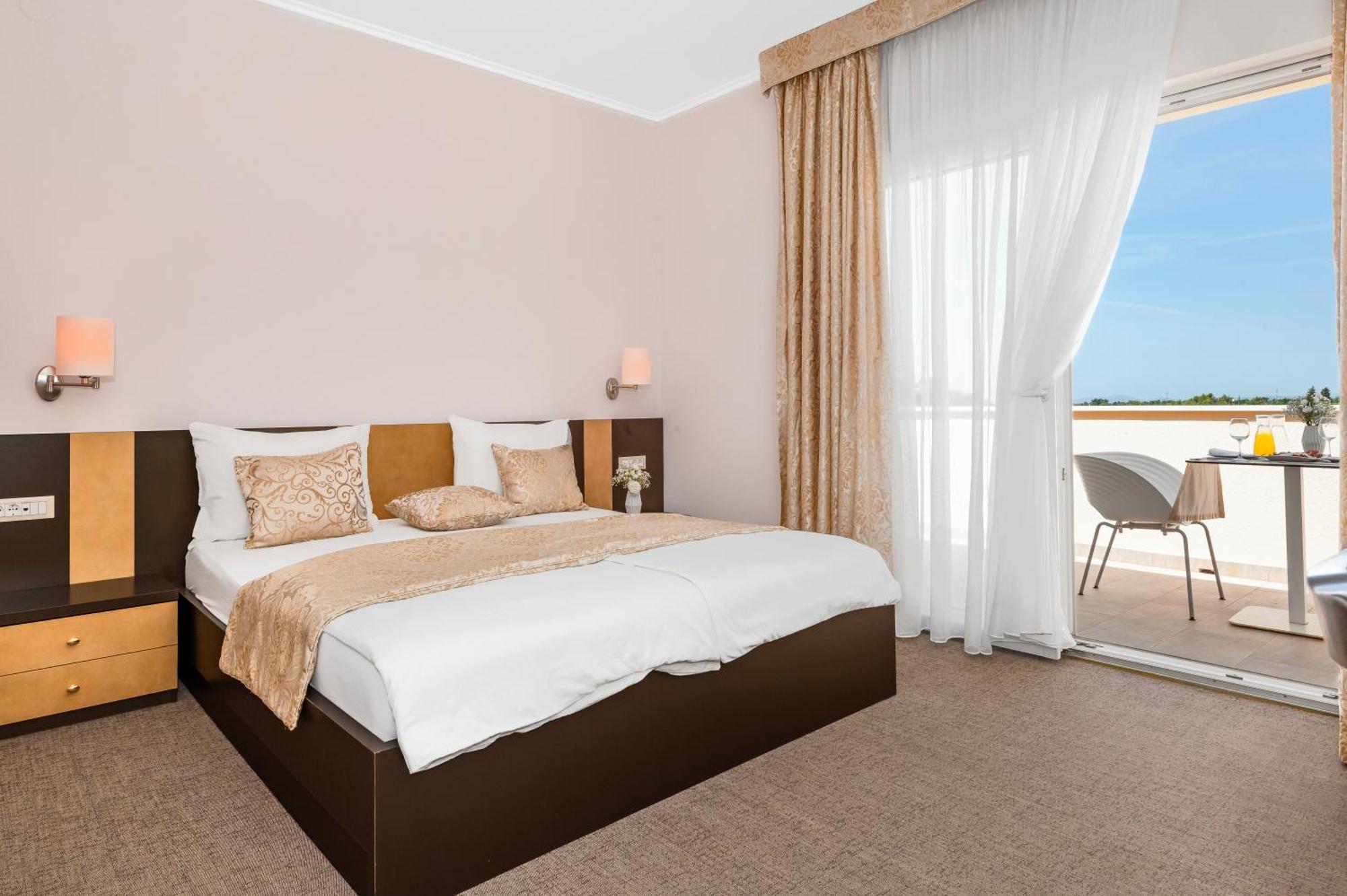 Guest Accommodation Atrium Gulin Лозовац Екстериор снимка
