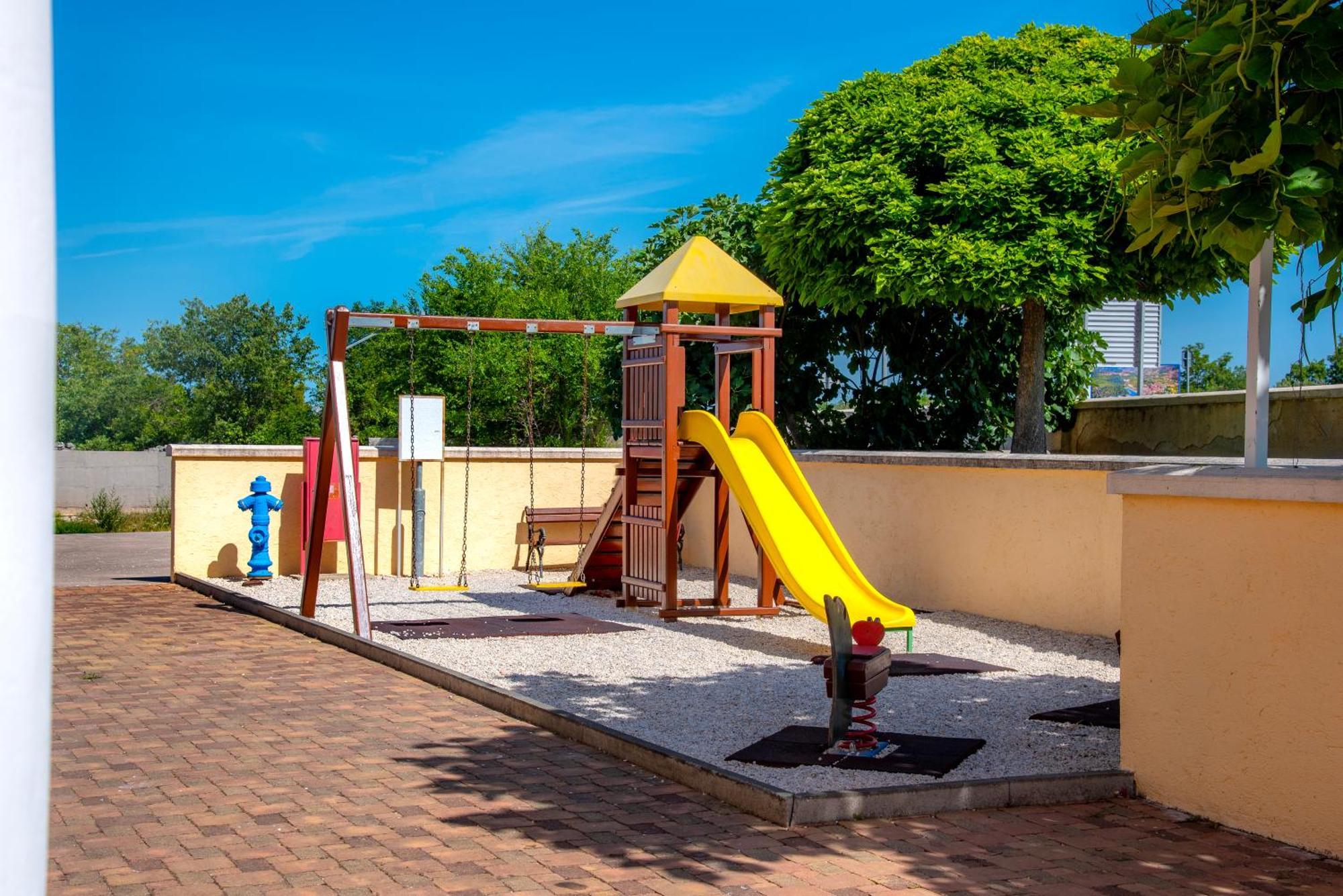 Guest Accommodation Atrium Gulin Лозовац Екстериор снимка