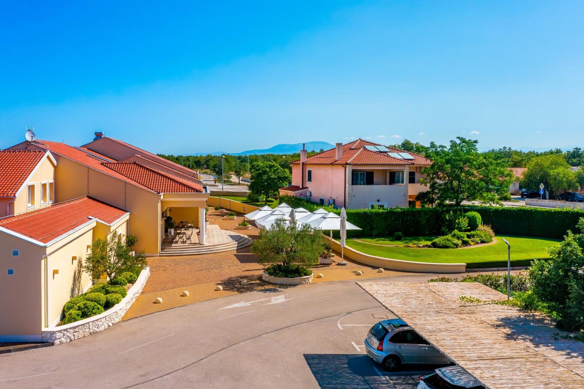 Guest Accommodation Atrium Gulin Лозовац Екстериор снимка
