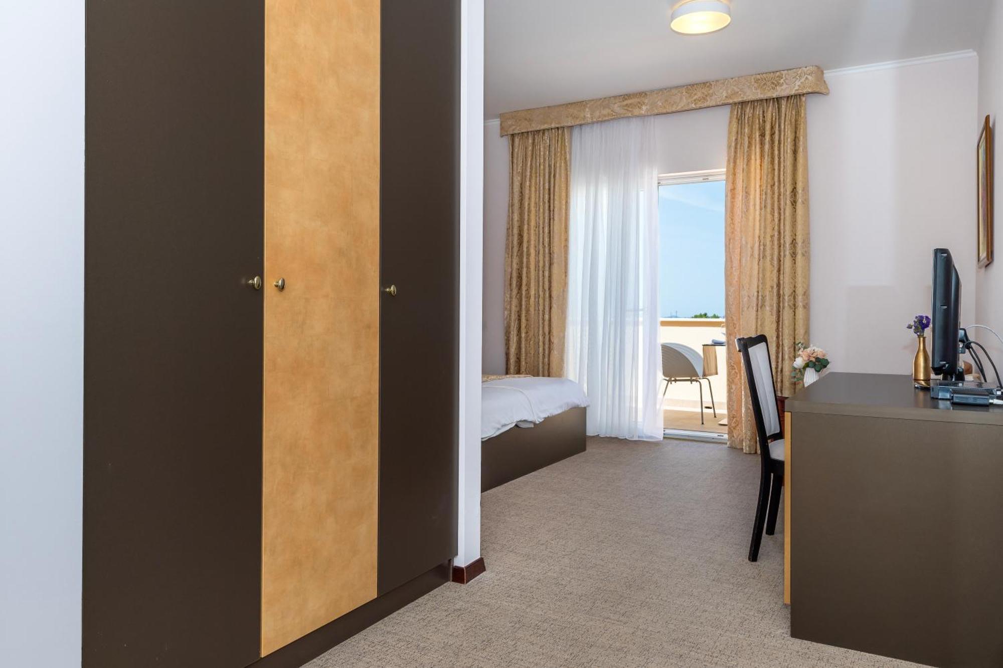 Guest Accommodation Atrium Gulin Лозовац Екстериор снимка