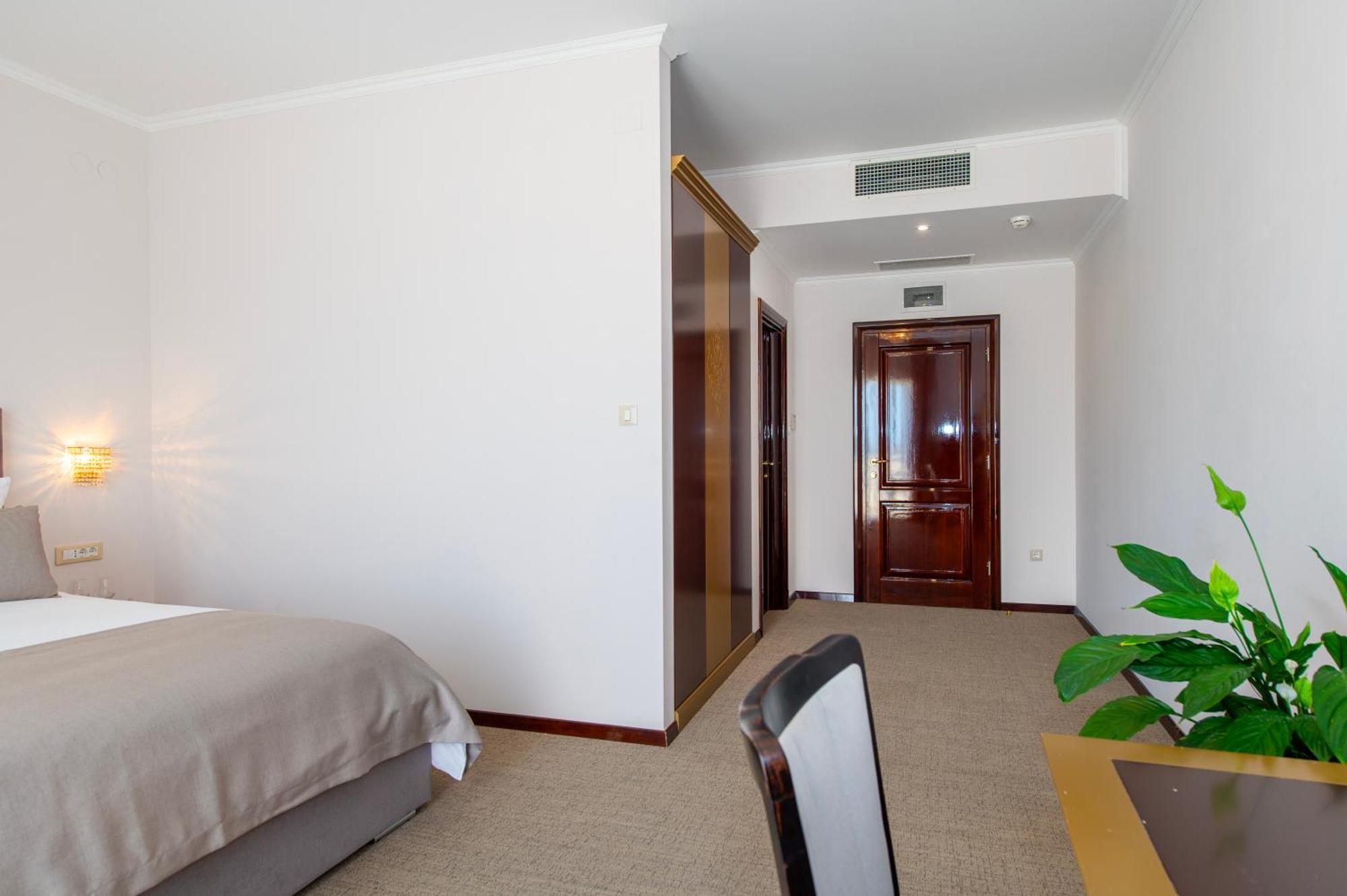 Guest Accommodation Atrium Gulin Лозовац Екстериор снимка